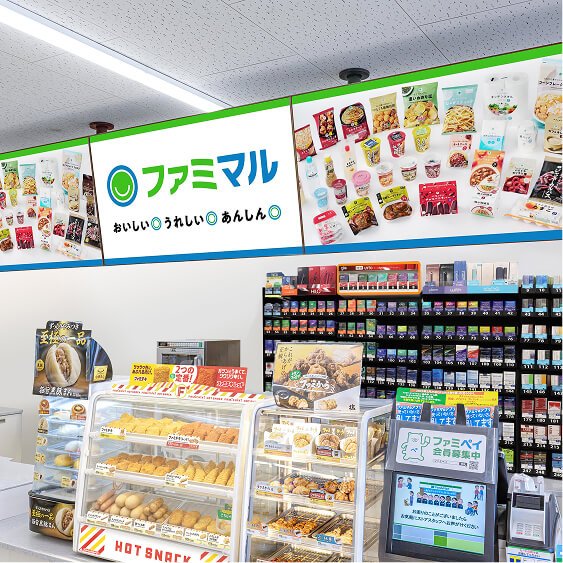 レジ上に設置されたファミマTVのデジタルサイネージとカウンター什器
