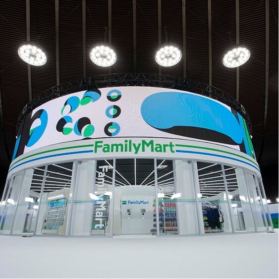 ファミフェス会場に設営された円形店舗セット