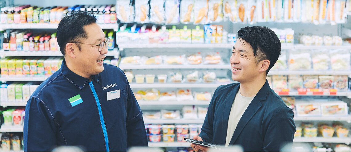 店内で笑顔で会話する店舗スタッフとスーパーバイザー