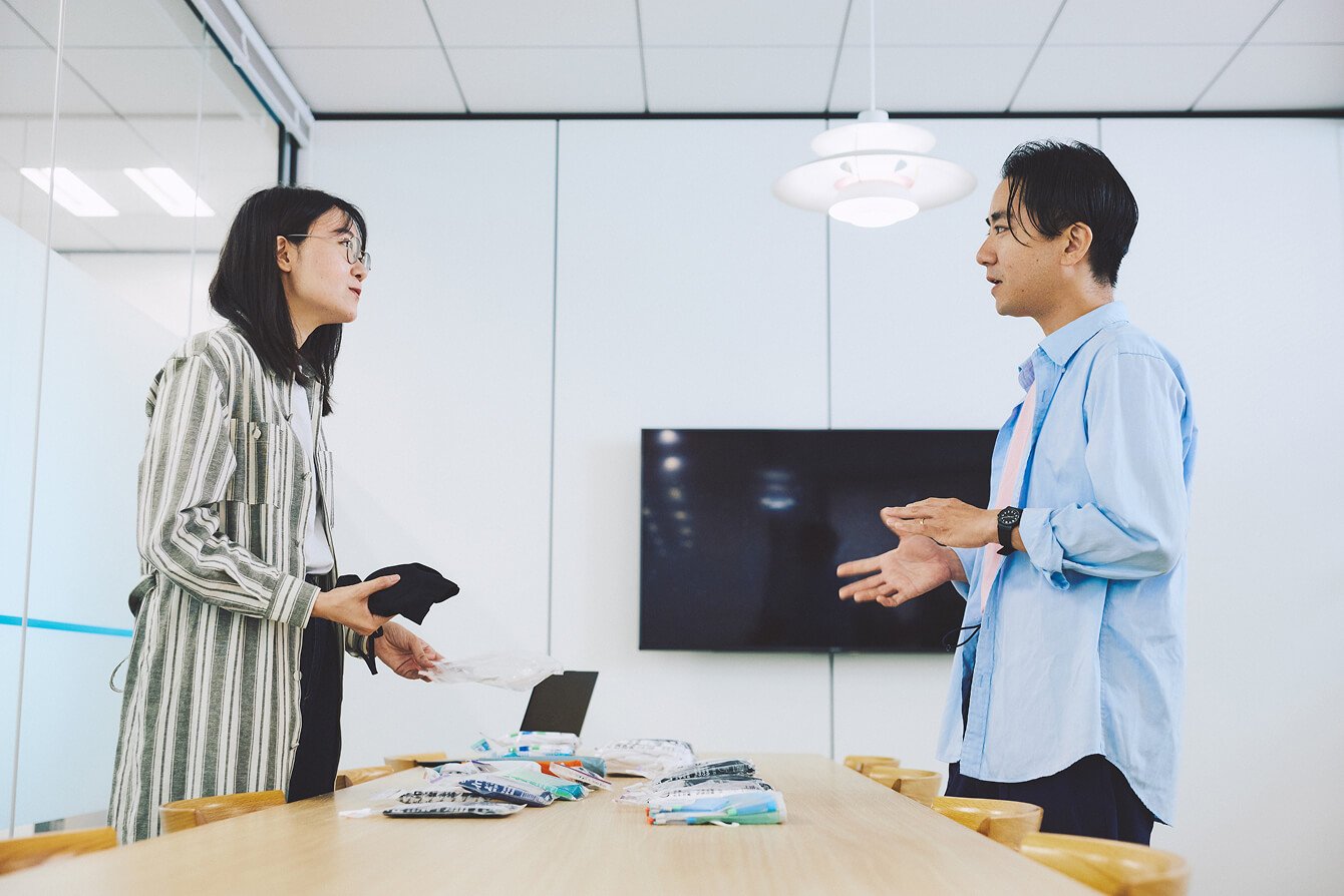 2人で机を挟んで話をしている