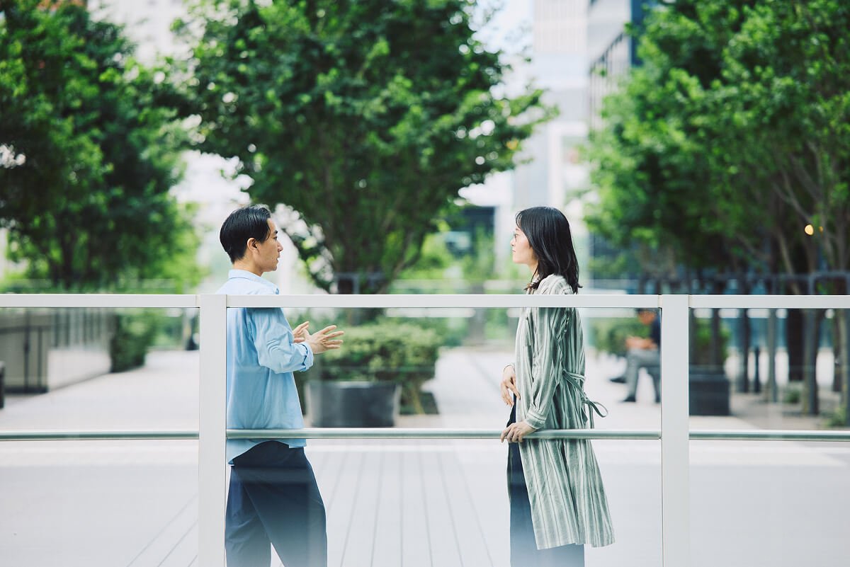 ガラスフェンス越しに2人が話している様子
