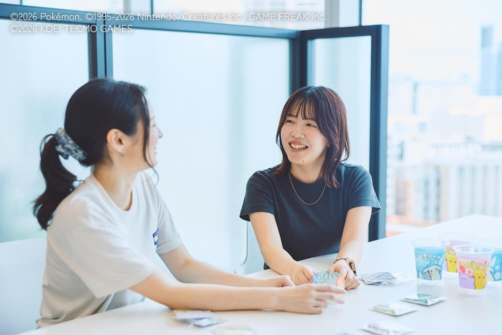 横並びに座りながら商品について話し合っている様子