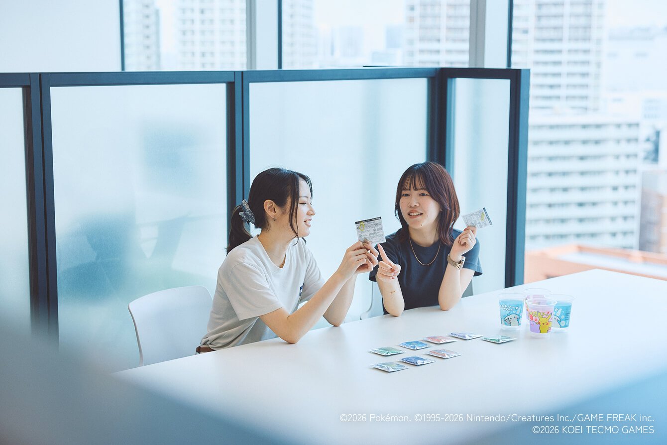 横並びに座りながら商品について話し合っている様子