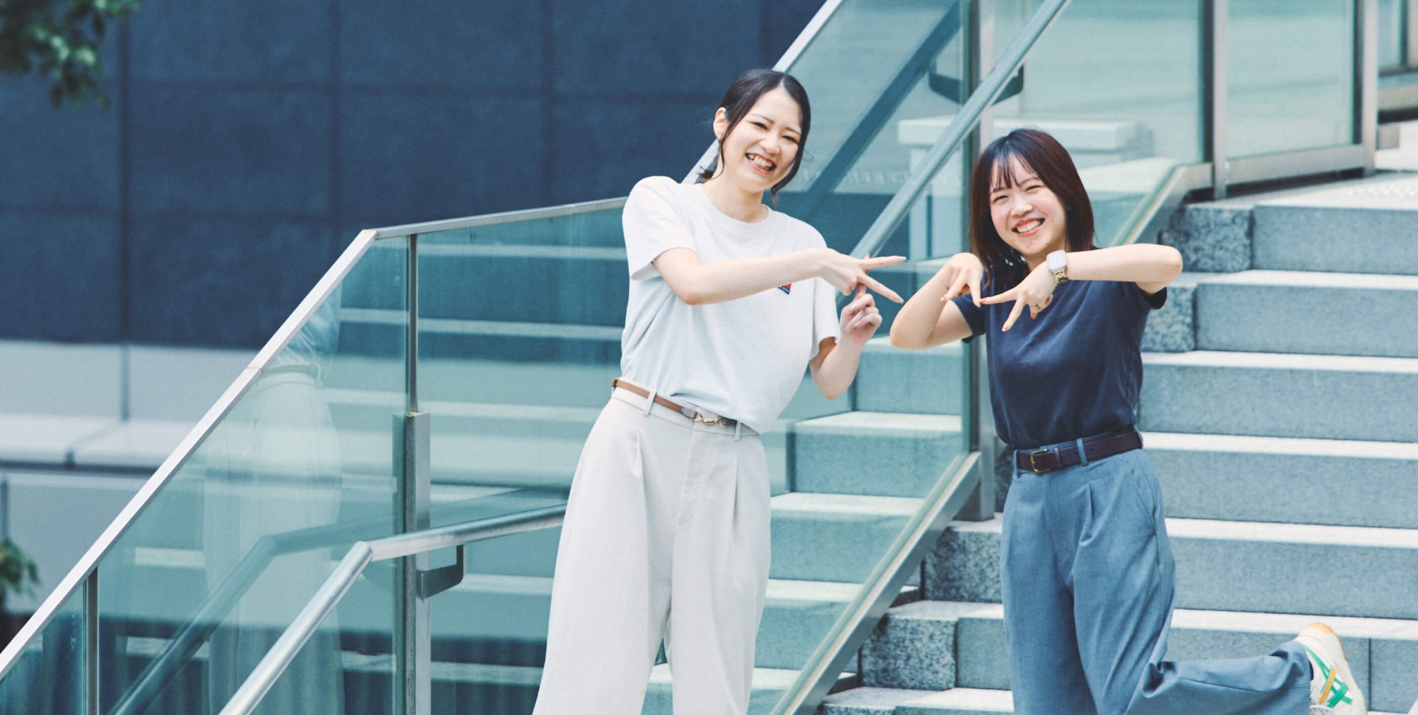 「あそべるコンビニ」を推進した2人の写真 2人で指で「F」と「M」を作っている